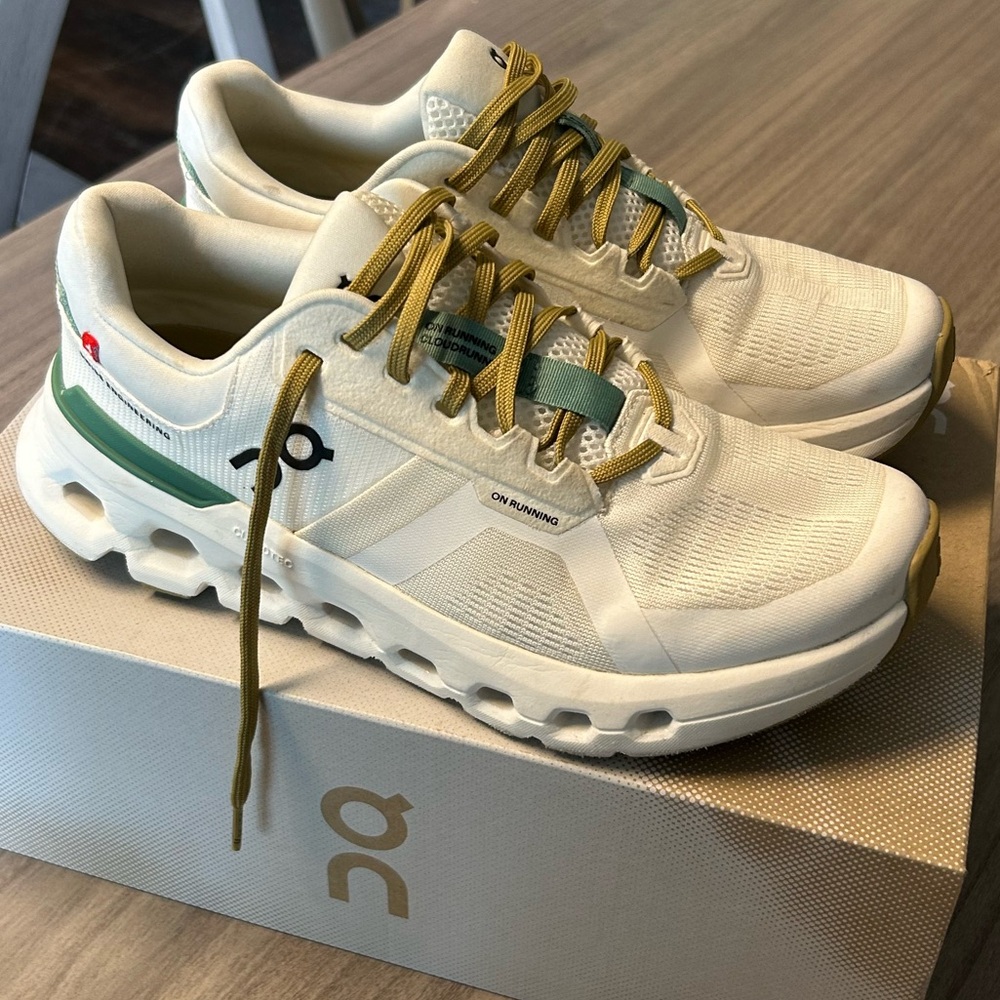 Women’s On Undyed Green Cloudrunner 2